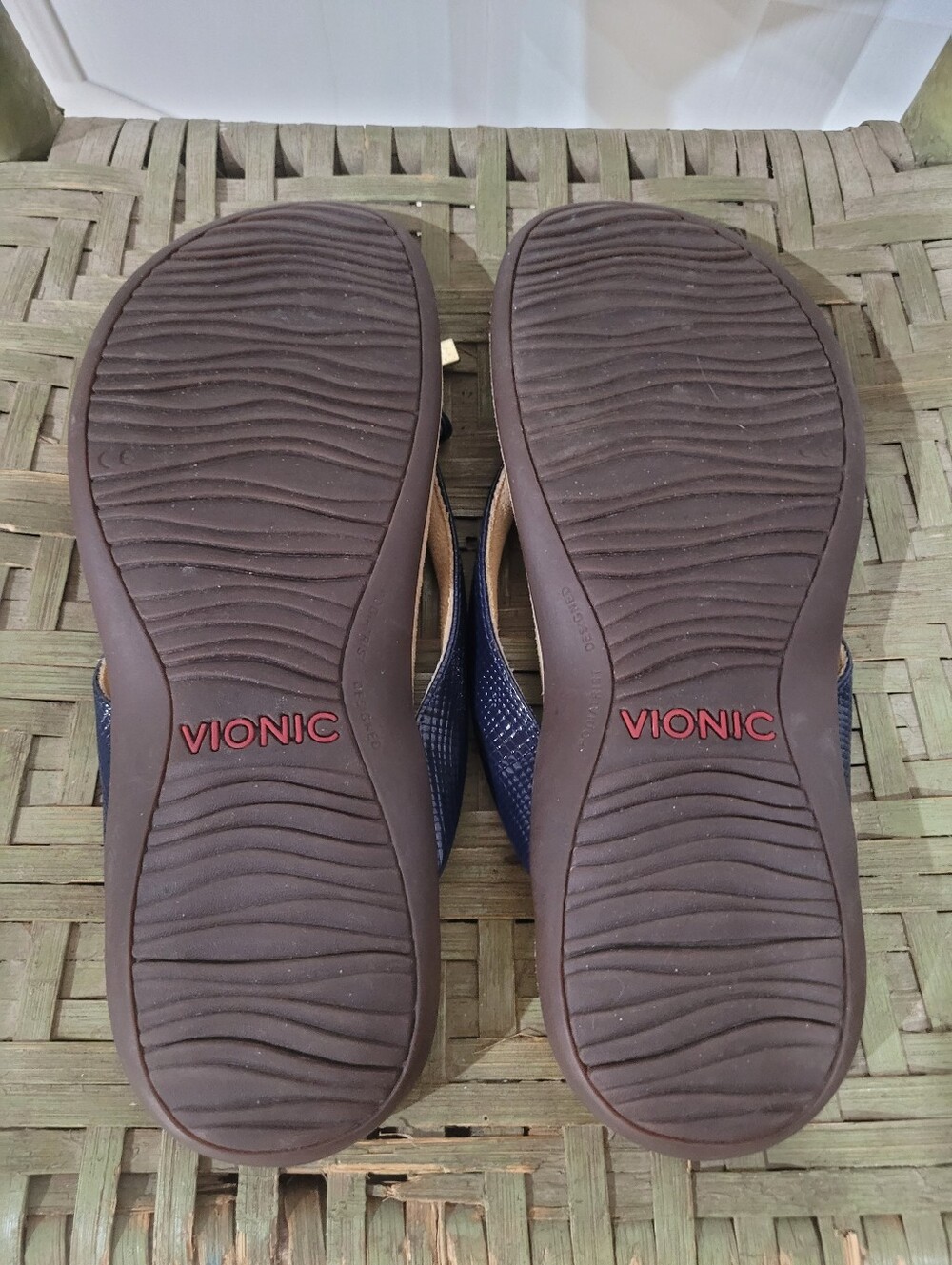 Vionic Bella II Navy Embossed Bow Thong Sandals with Gold Accents Size 8 - Picture 6 of 7